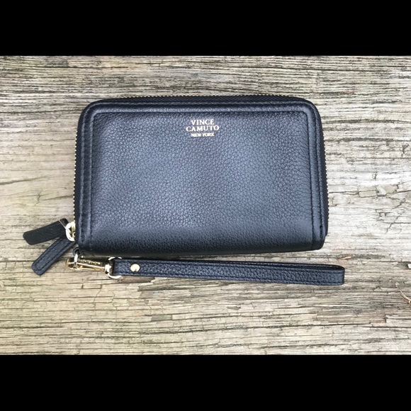 Vince Camuto Handbags - Vince Camuto”Ada” Leather Wristlet🌟💕